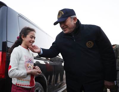 Millî Savunma Bakanı Hulusi Akar  ve Sağlık Bakanı Fahrettin Koca Antakya ve Altınözü’ndeki Çalışmaları İnceledi, Vatandaşlarla Bir Araya Geldi